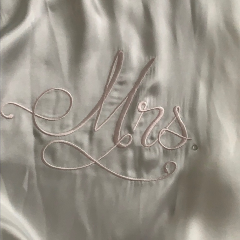 Mrs. Robe - Picture 5 of 6